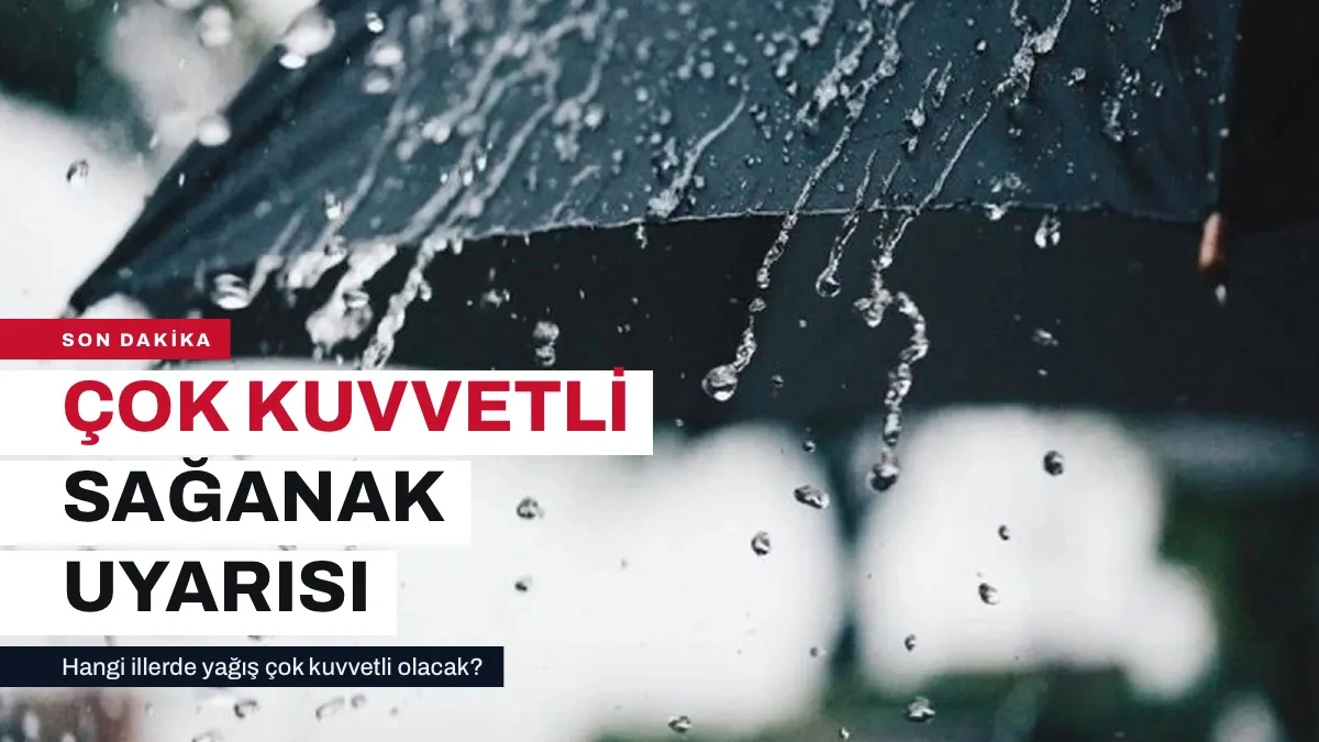 Yağmurlu havada şemsiyeyle yürüyen kişiler ve ıslak kaldırım