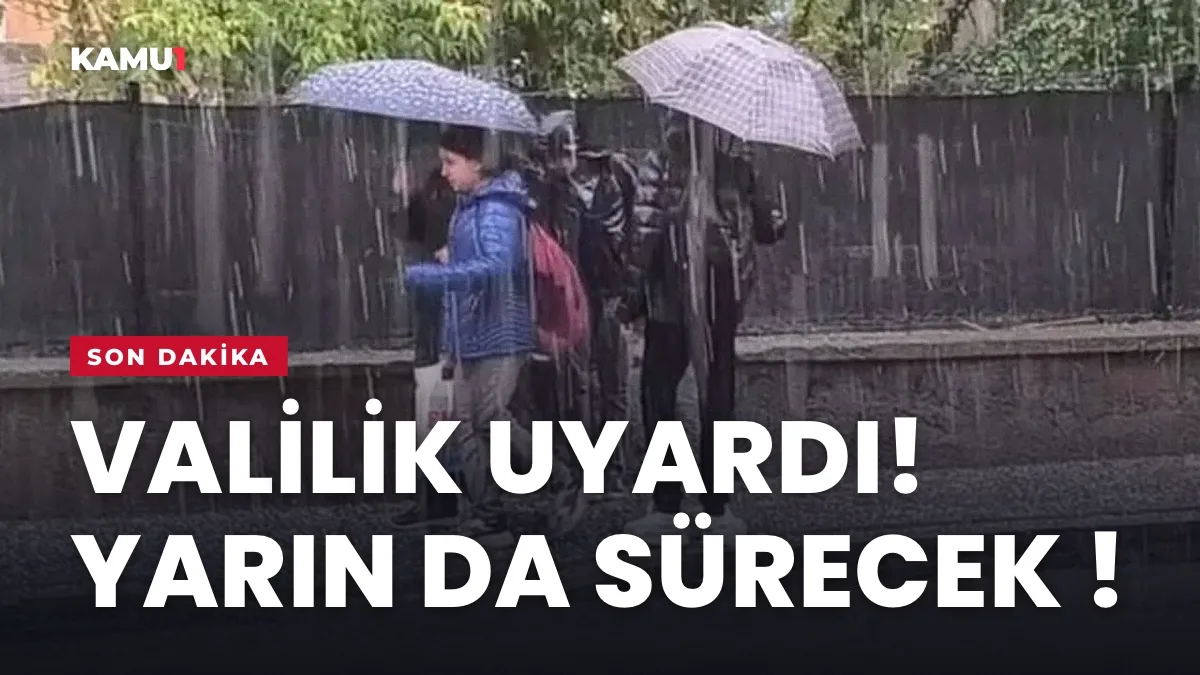 Yağış nedeniyle su altında kalan İstanbul caddesi