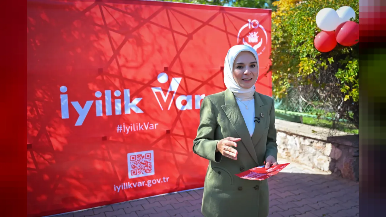 Saray Engelsiz Yaşam Merkezi'nin açılışında Bakan Mahinur Özdemir Göktaş engelli bireylerle sohbet ediyor