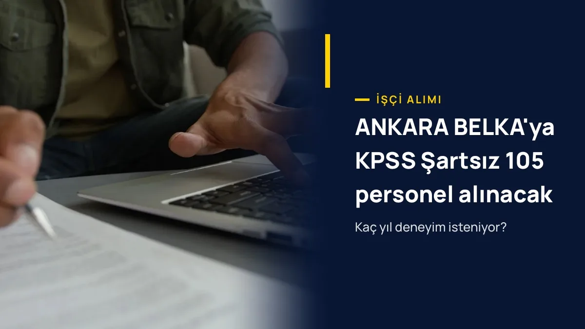 Ofiste ahşap masada iki monitör ve dizüstü bilgisayarın başında kod yazan turuncu gömlekli genç adam