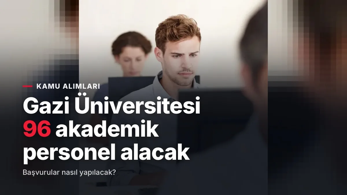 Aydınlık hastane koridorunda yan yana yürüyen yeşil formalı ve beyaz önlüklü doktor ile hemşireler