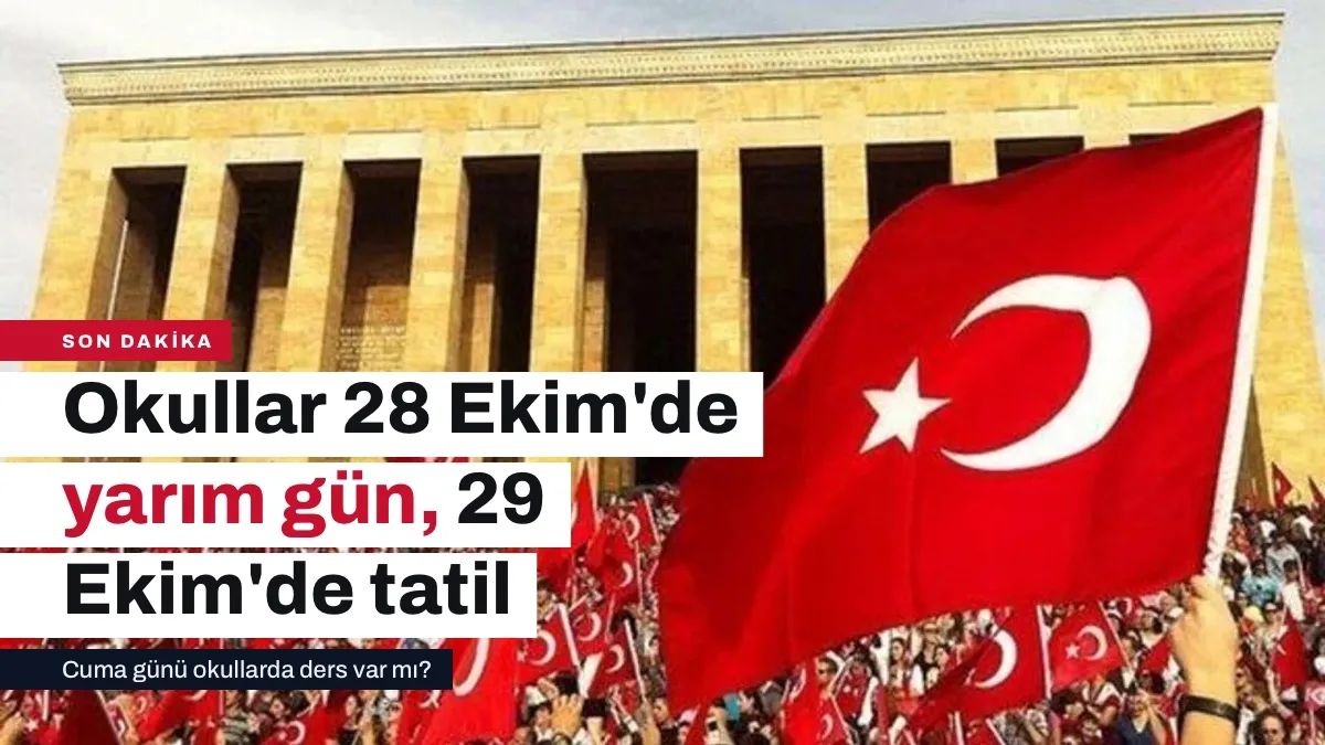 Cumhuriyet Bayramı tatili öncesinde okul bahçesinde öğrenciler ve Türk bayrağı