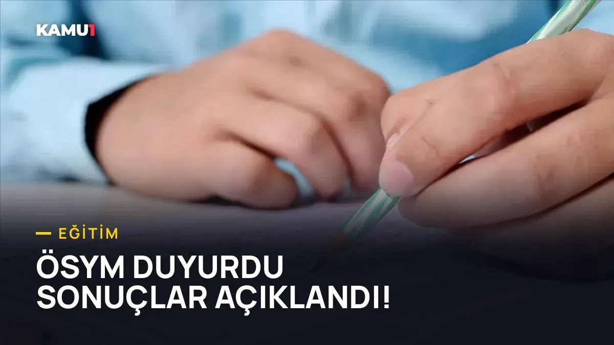 Hukuk kitaplarının yanındaki bilgisayarda sınav sonucunu kontrol etmeye hazırlanan bir adayı temsil eden masa