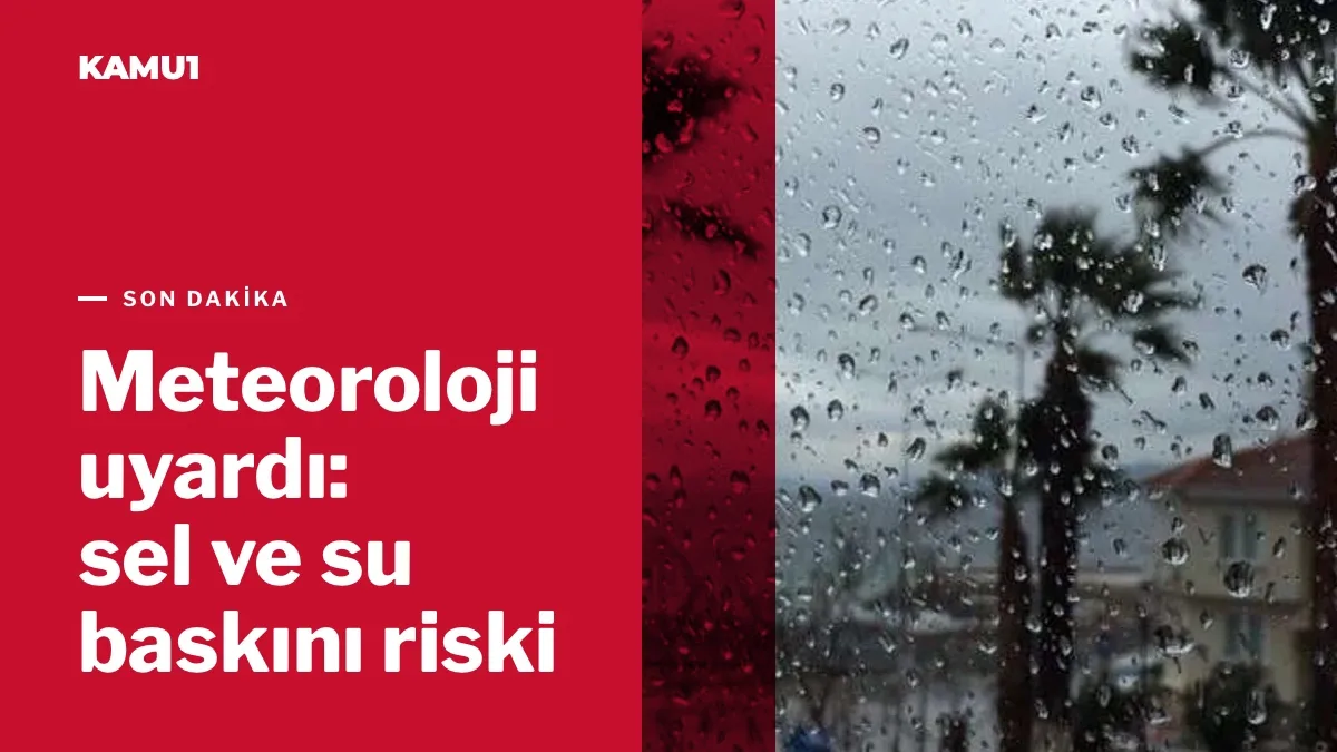 Trakya'da kuvvetli sağanak altında ıslak yolda yürüyen insanlar ve şemsiyeler