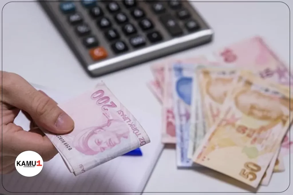 EYT Yasasıyla Emekliliğe Hak Kazananlar İlk Aylıklarını Nisan Ayında Alacaklar.EYT yasasının yürürlüğe girmesiyle birlikte, emekliliğe hak kazananların başvuruları hızla devam ediyor. İlk aylıkların nisan ayında hesaplara yatırılacağı belirtiliyor. SSK ve Bağ-Kur sigortalıları için ise nisan ayında aylık alabilmeleri için en geç 31 Mart tarihine kadar başvuruda bulunmaları gerekiyor.