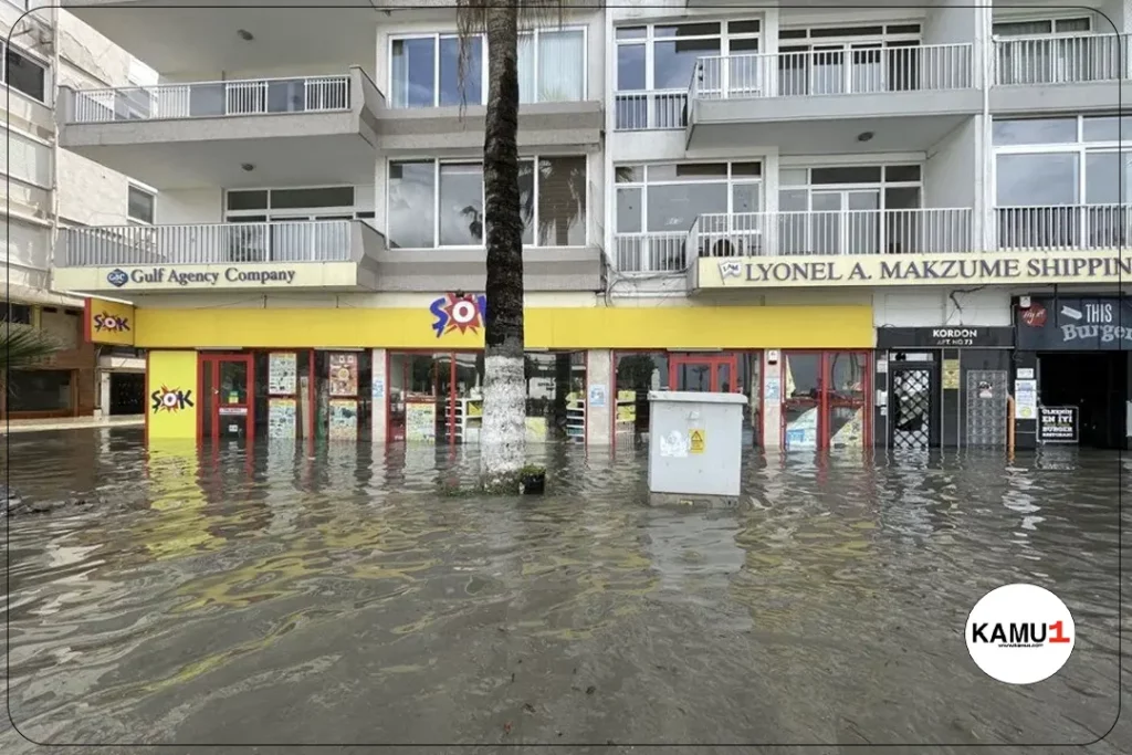 İskenderun ilçesi, Hatay'da yaşanan şiddetli yağışlar ve lodos sonucu sahil bölgesinde su baskınları meydana geldi. İlçede sabah saatlerinde başlayan yağışlar nedeniyle bazı caddelerde su birikintileri oluştu ve rögarlar taştı. Deniz seviyesinin yükselmesi sonucu sahil kısmındaki Anıt Meydanı ile Atatürk Bulvarı'nda oluşan su birikintileri nedeniyle sürücüler trafikte zorluk yaşadı.