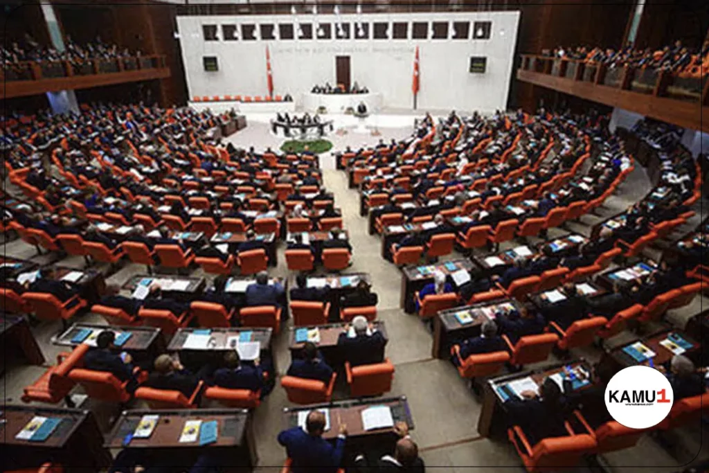 Emekli Maaşları ve İkramiyelerine Yönelik Kanun Teklifi Yasalaştı!Emekli maaşlarına yapılan bu düzenleme, ülkemizde yaşayan milyonlarca emekliyi sevindirecek. Yapılan artışlar, emeklilerin maddi sıkıntılarını bir nebze olsun hafifletecek. En düşük emekli maaşının 7 bin 500 TL'ye yükseltilmesi, özellikle düşük gelirli emeklilerin yaşam standartlarını yükseltecek bir adım olacak.