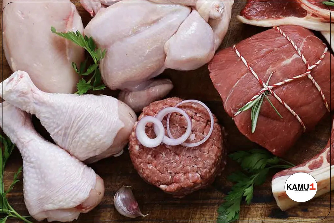 Nisan'da Tüketici Fiyatları: Kuzu Eti %21 Arttı, Elektrik %15 Düştü.Nisan ayı Tüketici Fiyat Endeksi verileri açıklandı ve rapor, kuzu etinin yüzde 21,47 ile en yüksek fiyat artışına sahip olduğunu ortaya koydu. Bu artış, diğer gıda maddelerinde de hissedildi. Özellikle kümes hayvanları eti yüzde 9,97, şarküteri ürünleri ve diğer et çeşitleri yüzde 9,48, taze meyveler yüzde 6,47 ve kahve yüzde 4,57 oranında fiyat artışı yaşadılar.