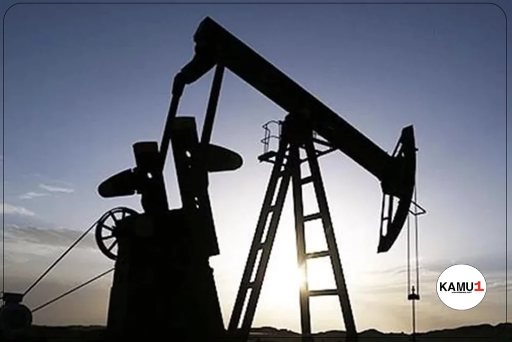 Türkiye'de Petrol İthalatı %11 Arttı.Türkiye, enerji sektöründe gerçekleştirdiği ham petrol ve petrol ürünleri ithalatında geçen yılın aynı dönemine kıyasla önemli bir artış kaydetti. Mayıs ayında yapılan değerlendirmeye göre, toplam petrol ve petrol ürünleri ithalatı, yüzde 11,12 oranında büyüyerek 4 milyon 263 bin 624 ton seviyesine yükseldi. Bu veriler, Enerji Piyasası Düzenleme Kurumu'nun "Petrol Piyasası Sektör Raporu"na yansıdı.