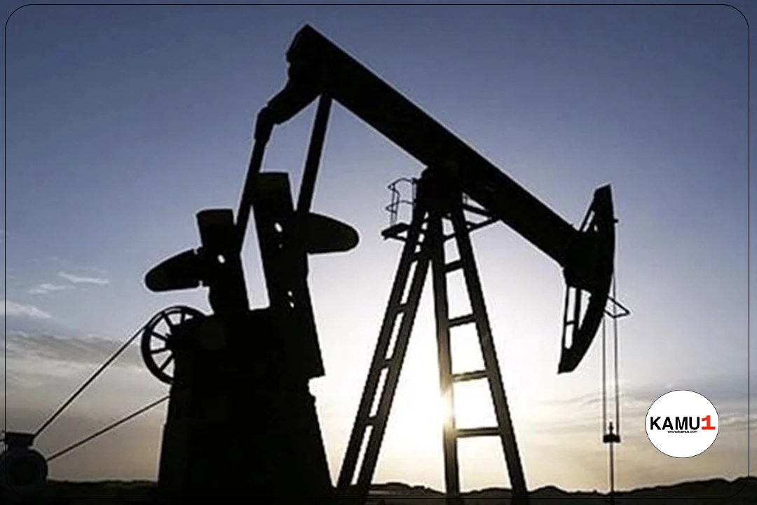 Türkiye'de Petrol İthalatı %11 Arttı.Türkiye, enerji sektöründe gerçekleştirdiği ham petrol ve petrol ürünleri ithalatında geçen yılın aynı dönemine kıyasla önemli bir artış kaydetti. Mayıs ayında yapılan değerlendirmeye göre, toplam petrol ve petrol ürünleri ithalatı, yüzde 11,12 oranında büyüyerek 4 milyon 263 bin 624 ton seviyesine yükseldi. Bu veriler, Enerji Piyasası Düzenleme Kurumu'nun "Petrol Piyasası Sektör Raporu"na yansıdı.