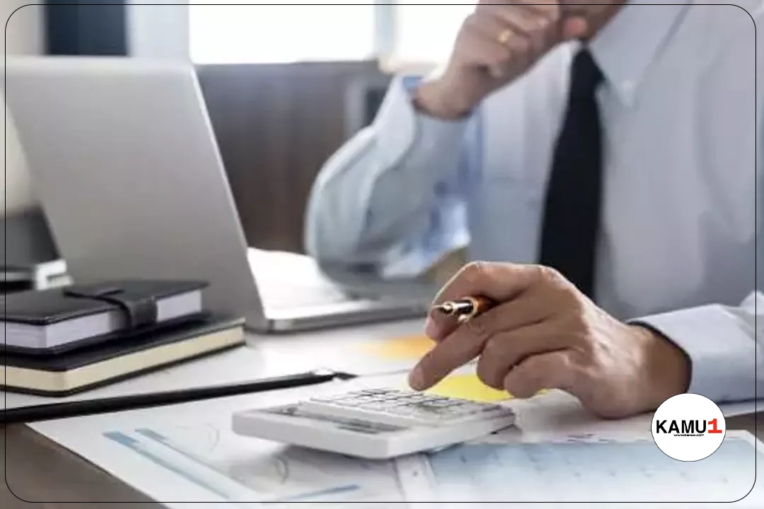 İŞKUR Üzerinden 1071 Büro Memuru Alınacak.Türkiye İş Kurumu (İŞKUR) aracılığıyla, özel sektör firmaları tarafından 1071 büro memuru alımı için duyuru yapıldı. İŞKUR'un resmi web sitesinde yayımlanan duyurularla ilgili olarak başvuruların başladığı belirtildi. İlgilenen adaylar için en az ilkokul mezuniyet şartının arandığı bilgisi verildi. Ancak, her firmanın başvuru şartlarının farklılık gösterebileceği hatırlatıldı. Bu nedenle, başvuruda bulunmayı düşünen adayların ilgili firmaların başvuru şartlarını dikkatle incelemesi gerektiği vurgulandı.