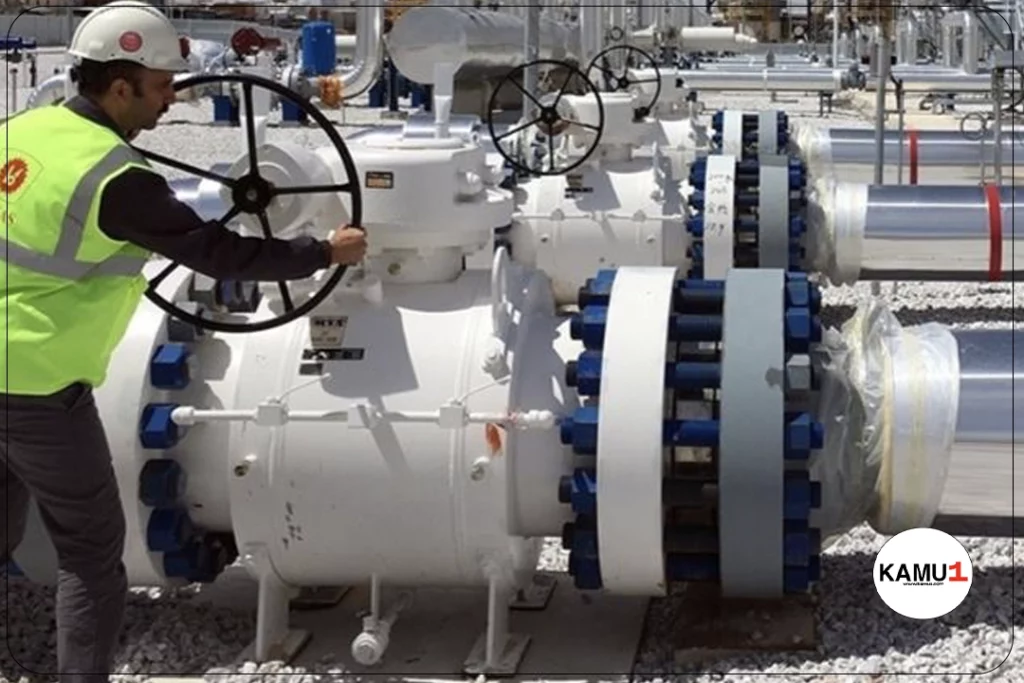 Enerji Piyasası Düzenleme Kurumu, Doğal Gaz İhracatının İletim Kapasite Bedeli Uygulamasına Dair Kararını Yayımladı.Enerji Piyasası Düzenleme Kurumu (EPDK), doğal gaz ihracatındaki iletim kapasite bedeli uygulamasına ilişkin yeni usul ve esasları belirlemek üzere aldığı kararı Resmi Gazete'de duyurdu. Bu yeni düzenlemeye göre, iletim şirketleri artık her bir ihracat çıkış noktasında geçerli olacak kapasite bedelini serbestçe belirleme yetkisine sahip olacaklar. Ancak, belirlenen kapasite bedeli mevcut mevzuata uygun olmalıdır.