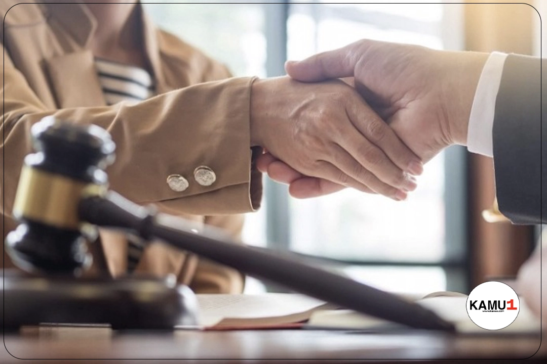 Kira Uyuşmazlıklarının Çözümünde Yeni Dönem.1 Eylül tarihi itibarıyla, kira uyuşmazlıklarının çözümünde ara bulucu yöntemi uygulanmaya başlanıyor. Bu yaklaşım, anlaşmazlıkların daha hızlı bir şekilde çözüme kavuşturulmasını hedefliyor. Özellikle gayrimenkul ve kira bedeli artışları, ev sahipleri ile kiracılar arasında yaşanan ihtilaflar ve komşuluk ilişkilerinden kaynaklı anlaşmazlıklar, artık ara bulucuların yetkinliğiyle çözüme ulaşacak.