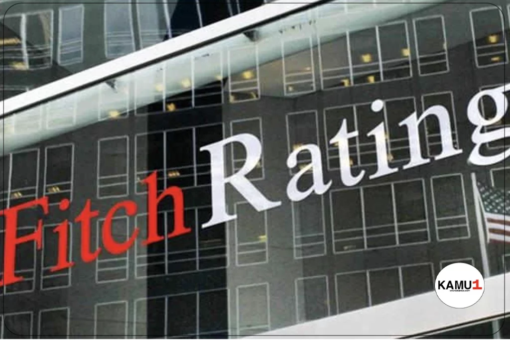 ABD'nin Kredi Notu 12 Yıl Sonra Düşürüldü.Uluslararası kredi derecelendirme kuruluşu Fitch Ratings, ABD'nin uzun vadeli kredi notunu "AAA"dan "AA+"ya düşürdüğünü duyurarak 12 yıl aradan sonra ilk kez böyle bir not düşüşü yaşandığını bildirdi. Fitch, ABD'nin mali durumunda önümüzdeki 3 yıl içinde beklenen bozulmayı, artan genel hükümet borç yükünü ve borç limiti konusunda yaşanan sürekli anlaşmazlıkları göz önünde bulundurarak bu kararı aldığını açıkladı.