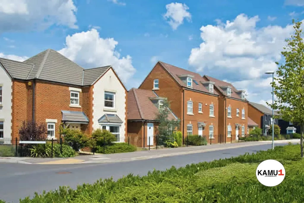 İngiltere'de Konut Fiyatları Yüzde 3,8 Azaldı: 2009'dan Beri En Sert Düşüş Kaydedildi.İngiltere'de konut piyasasında yaşanan son gelişmeler, ev sahibi olma planları yapanları endişelendiriyor. Konut finansman kuruluşu Nationwide tarafından yapılan açıklamaya göre, ülkede konut fiyatları bu yılın temmuz ayında yüzde 3,8 oranında azaldı. Bu düşüş, 2009 yılından bu yana kaydedilen en sert düşüş olarak tarihe geçti.