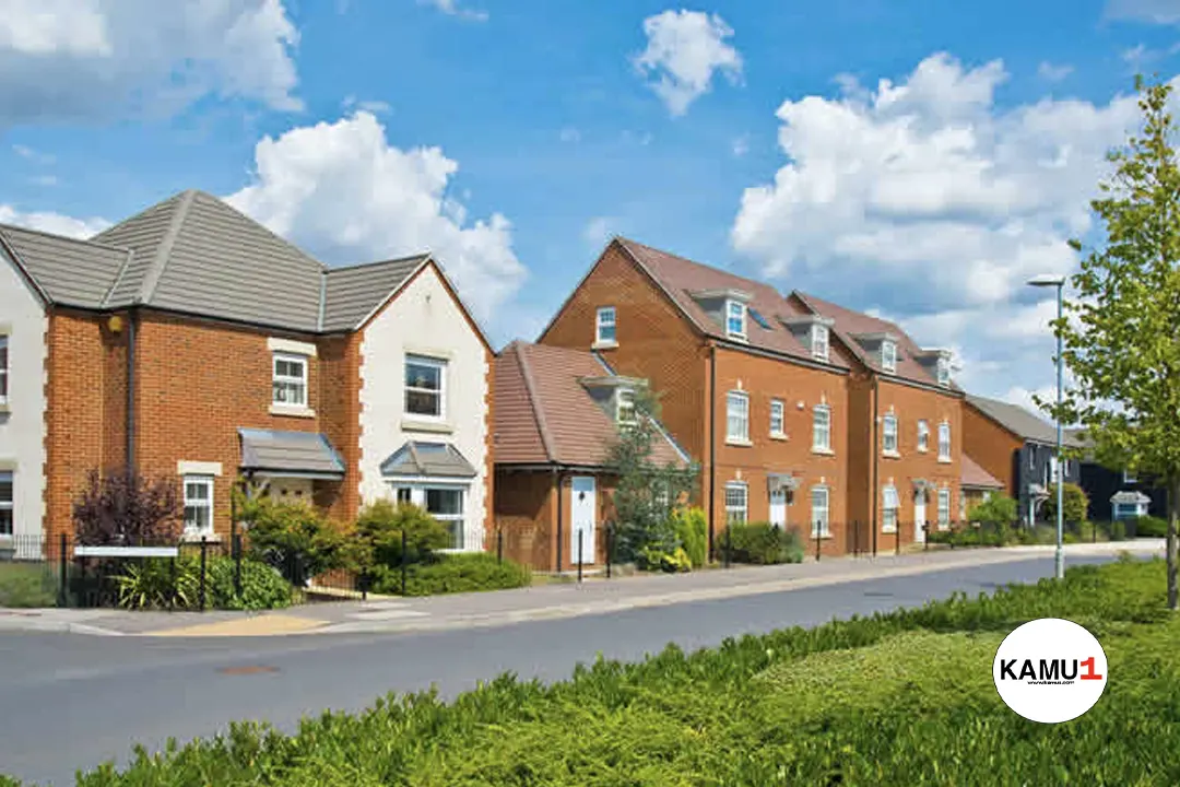 İngiltere'de Konut Fiyatları Yüzde 3,8 Azaldı: 2009'dan Beri En Sert Düşüş Kaydedildi.İngiltere'de konut piyasasında yaşanan son gelişmeler, ev sahibi olma planları yapanları endişelendiriyor. Konut finansman kuruluşu Nationwide tarafından yapılan açıklamaya göre, ülkede konut fiyatları bu yılın temmuz ayında yüzde 3,8 oranında azaldı. Bu düşüş, 2009 yılından bu yana kaydedilen en sert düşüş olarak tarihe geçti.