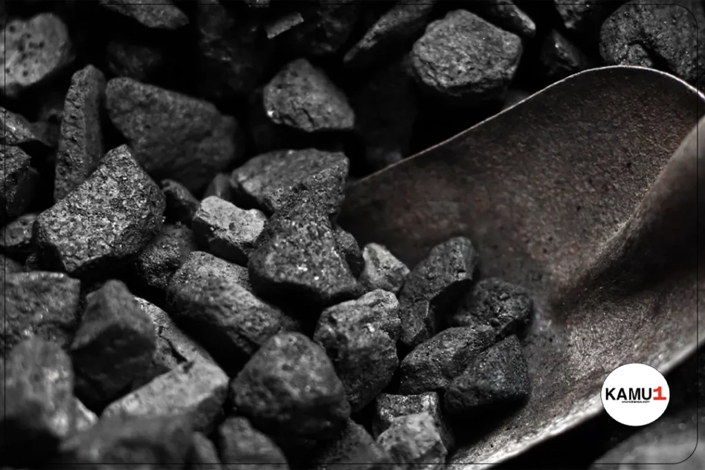 İhtiyaç Sahiplerine Kömür Yardımı Yapılacak.Türkiye'nin ihtiyaç sahibi hanelerine ısınma amaçlı kömür yardımı yapılmasına yönelik karar, Resmi Gazete'de duyuruldu. Bu önemli adım ile ilgili kurumlar ve vakıflar, yardımın etkili bir şekilde gerçekleşmesi için titiz çalışmalarını sürdürecekler. Kömür teslimatları, ailelerin ihtiyaçları doğrultusunda özenle gerçekleştirilecek.