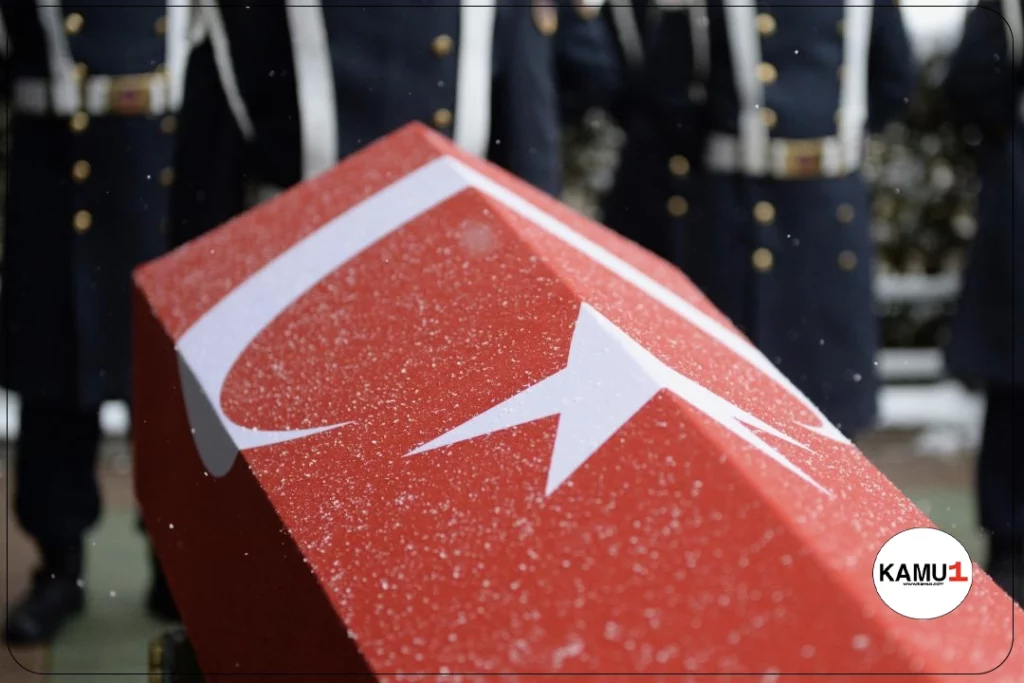 Polis Memuru Hakan Telli Şehit Oldu.. İstanbul'un Kağıthane ilçesinde uyuşturucu operasyonu sırasında polise silahlı saldırı düzenlendi. Saldırıda yaralanan 2 polis memuru hastaneye sevk edildi. Polis memurlarından Hakan Telli kaldırıldığı hastanede şehit oldu.