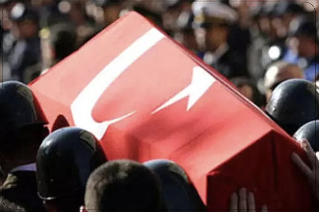 Şehit Oğlu Şehit Son Yolculuğuna Uğurlanıyor..Milli Savunma Bakanlığından yapılan açıklamaya göre, taciz ateşi sonucu şehit olan 27 yaşındaki Piyade Teğmen Fatih Uğur Altınbaş'ın, Elazığ'daki ailesine acı haber ulaştı.