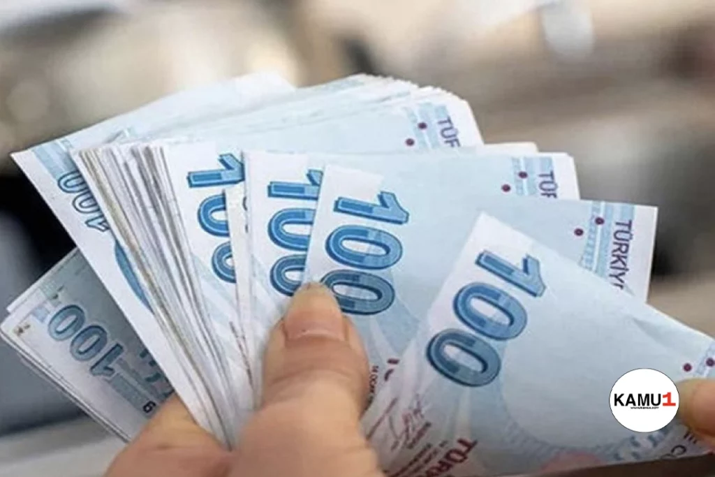 Emeklilere Cumhuriyet'in 100. Yılına Özel İkramiye Müjdesi!Yaklaşık 13 milyon emekliyi yakından ilgilendiren önemli bir konu, son MYK toplantısının ana gündem maddelerinden biri olarak öne çıktı. Cumhurbaşkanı, parti yöneticilerine, Cumhuriyetin 100. yıl döneminde emeklilere ikramiye ödenmesi için çalışmaların başlatılması talimatını verdi. Bu ikramiyenin en az 5 bin TL olması bekleniyor, ancak Erdoğan'ın bu miktarı artırabileceği konuşuluyor.