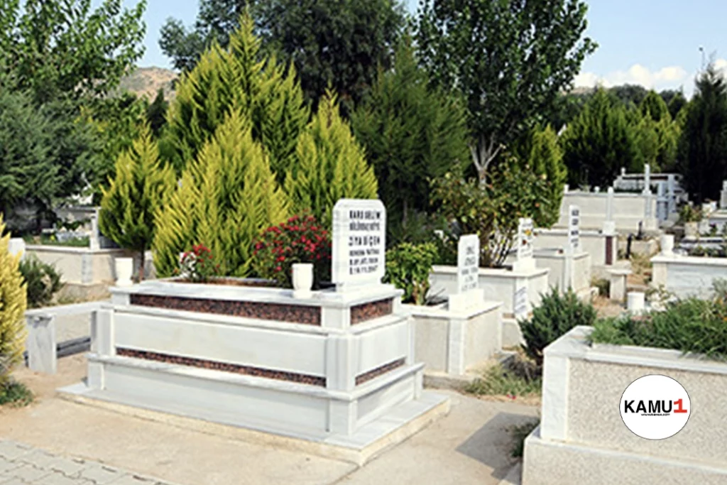 İzmir'de Narlıdere Mezarlığında Yenidoğan Erkek Bebek Bulundu.İzmir'in Narlıdere ilçesinde, çarpıcı bir olay yaşandı. Yeniköy Mezarlığı'nda terk edilmiş bir erkek bebek bulundu. Alınan bilgilere göre, Ilıca Mahallesi Çınar Sokak'ta bulunan Yeniköy Mezarlığı'nda bir bebek terk edilmiş olarak bulundu. Bu olayın hemen ardından, bölgeye polis ve sağlık ekipleri yönlendirildi.