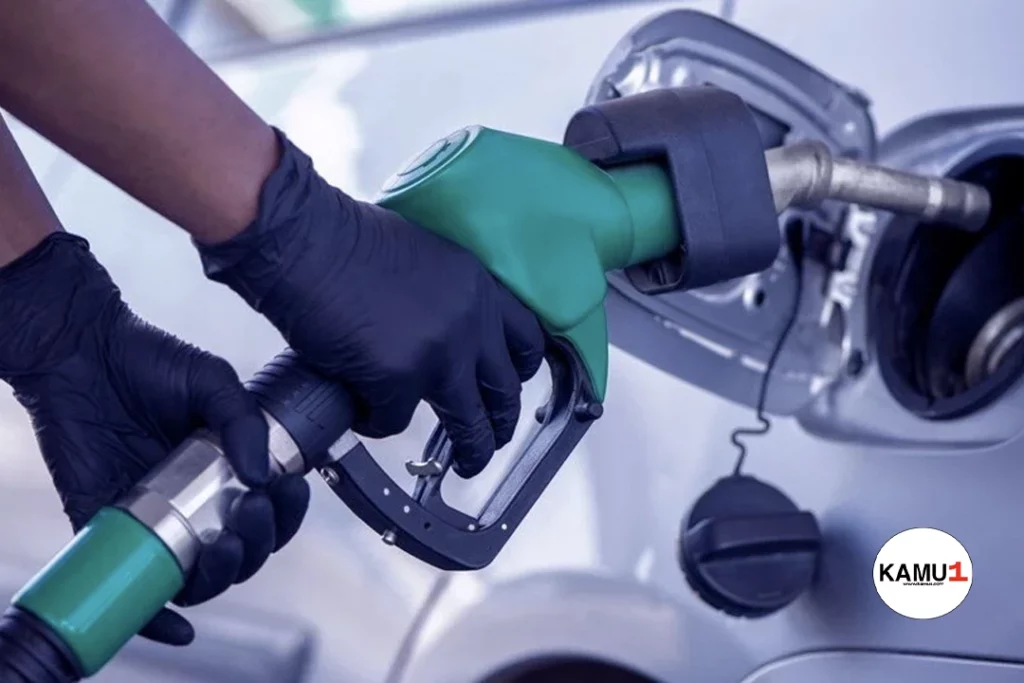 Motorine Zam Geldi! 13 Eylül Motorin ve Benzin Fiyatları..Döviz kuru ve petrol fiyatlarındaki sürekli değişimler, vergilere yapılan zamlarla birleşerek akaryakıt fiyatlarını olumsuz yönde etkilemeye devam ediyor. Bu gece yarısından itibaren motorin fiyatlarına gelen zam, pompa fiyatlarına hemen yansıdı.