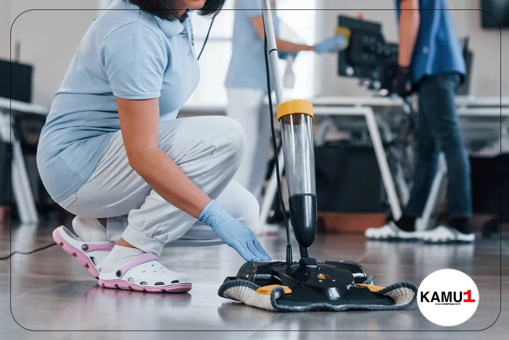 Sağlık Bakanlığı Hastanelere 3 Bin 250 Güvenlik Alımı Başvurularında Sona Gelindi.Resmi Gazete’de yayımlanan duyuruya göre, Sağlık Bakanlığına 8 bin işçi alımı kapsamında 3250 güvenlik görevlisi alımı yapılacak. Sağlık Bakanlığının Türkiye geneli güvenlik alımı başvuruları bugün(27 Şubat) sona erecek. Başvuru şartları ve İllere göre ilan numaralarına dair detaylar Kamu1.com'un bu haberinde.