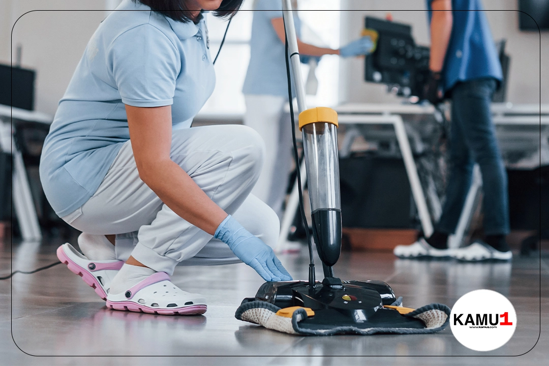 Sağlık Bakanlığı Hastanelere 3 Bin 550 Temizlik Görevlisi Alımı Başvurularında Son Saatler.Resmi Gazete’de ve İŞKUR üzerinden yayımlanan duyurulara göre, Sağlık Bakanlığına 8 bin işçi alımı kapsamında, 3550 temizlik görevlisi alımı yapılacağı aktarılmış, başvurular 23 Şubat itibarıyla alınmaya başlamıştı. Başvurularda sona gelindi. Türkiye geneli yapılacak olan temizlik görevlisi alımı başvuru işlemler bugün(27 Şubat) sona erecek.Başvuru şartları ve İllere göre ilan numaralarına dair detaylar Kamu1.com'un bu haberinde yer alıyor.