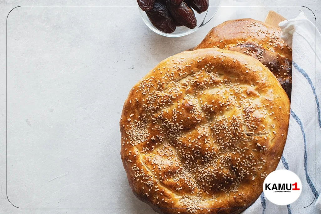 2024 Ramazan Pidesi Fiyatı Belli Oldu.On bir ayın sultanı, huzur ve bereket ayı Ramazan, bu yıl 11 Mart’ta başlayacak. Hem manevi açıdan büyük önem taşıyan bu ay, hem de birlik ve beraberlik duygularının pekiştiği bir dönem olarak kabul edilir. Ramazan ayının yaklaşmasıyla birlikte, vatandaşlar Ramazan Pidesi fiyatlarını merak ediyor. Bu yıl, Ankara ve İstanbul’da 250 gram Ramazan pidesinin fiyatı 15 lira olarak belirlendi.