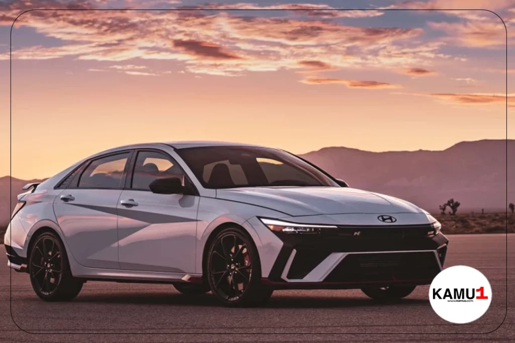 Hyundai Elantra Mart Fiyat Listesi 2024.Hyundai'nin kompakt sedan segmentindeki iddialı temsilcisi Elantra, şıklık, performans ve teknolojiyi bir araya getirerek sürücülere benzersiz bir deneyim sunuyor. Güçlü motor seçenekleri, ileri teknoloji donanımları ve modern tasarımıyla dikkat çeken Elantra, otomotiv tutkunlarının beklentilerini karşılıyor.
