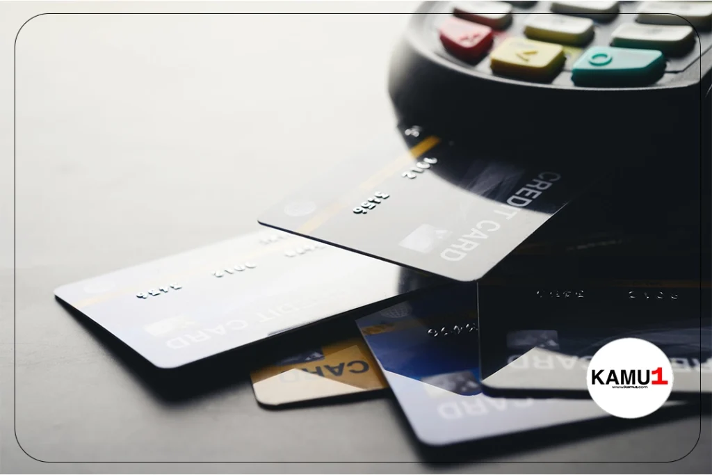 Kredi Kartı Nakit Avans Faiz Oranı Yüzde 5'e Yükseldi.Türkiye Cumhuriyet Merkez Bankası (TCMB), nakit avans çekimlerinde faiz oranlarını belirleyen tebliğinde değişikliğe gitti. Bu adım, kredi kartları ve kredili mevduat hesaplarından nakit çekimlerdeki faiz oranlarını ihtiyaç kredisi faiz oranıyla uyumlu hale getiriyor.