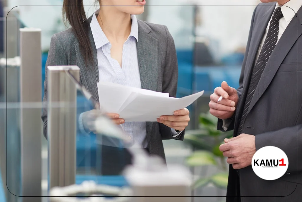 3 Bakanlık 1745 Personel Alacak.Resmi Gazete’de ve Cumhurbaşkanlığı Strateji ve Bütçe Başkanlığı Kamu İlan sayfasında yayımlanan duyurularda, İçişleri Bakanlığı, Çevre, Şehircilik ve iklim Değişikliği Bakanlığı ve Dışişleri Bakanlığına bilişim personeli, büro personeli, mühendis(elektrik-elektronik, makine, bilgisayar, harita, yazılım, inşaat), avukat, teknisyen(sıhhi tesisat, klima, marangoz), destek personeli(şoför, temizlik görevlisi, aşçı, aşçı yardımcısı, kaloriferci, garson, koruma ve güvenlik görevlisi), tekniker(makine, inşaat, elektrik-elektronik), mimar, arşiv uzmanı, çağrı karşılama personeli, programcı, denetçi, uzman yardımcısı, mütercim, büro görevlisi, koruma ve güvenlik görevlisi, destek personeli(hizmetli), sözleşmeli personel alımı yapılacağı aktarıldı. Kamu1.com olarak siz değerli ziyaretçilerimiz için başvurusu devam eden ve henüz başlamayan, personel alımlarına dair detaylar bu haberimizde.