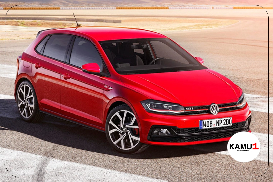Volkswagen Polo Mayıs Fiyat Listesi 2024.Volkswagen Polo, yıllar içinde kendini sürekli yenileyen ve modern otomobil piyasasında önemli bir yere sahip olan bir model olarak öne çıkıyor. Küçük boyutlarına rağmen sunduğu geniş iç hacim ve konfor özellikleriyle dikkat çeken Polo, 2023 yılında da güncellenen teknolojileri ve tasarımıyla kullanıcılarına hitap etmeye devam ediyor.