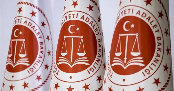 Adalet Bakanlığı personel alımı için adliye binası ve resmi duyuru panosu